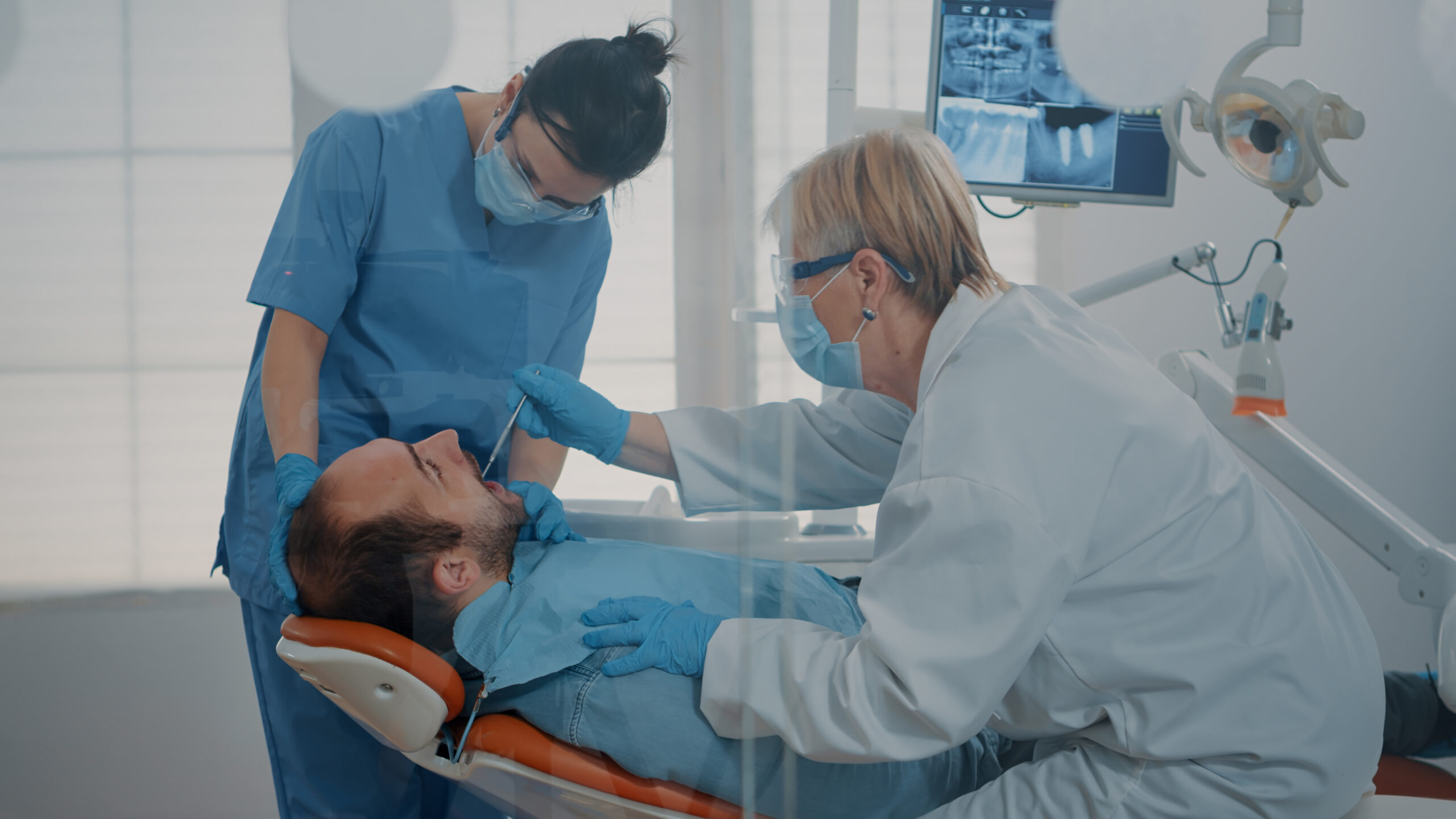 Emergency Dentist in San Pedro: What to Do When You Have Sudden Tooth Pain